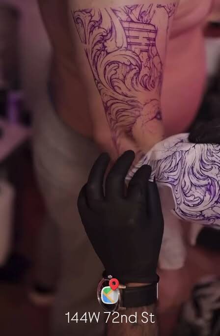 Artist tattooing