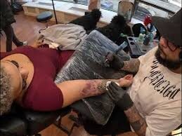 Artist tattooing